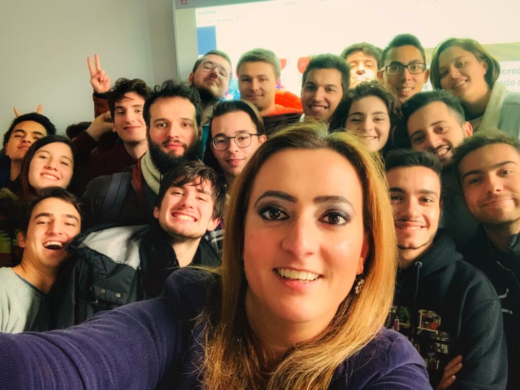 Cristina Bertolino, docente di Copywriting, Content Strategy e Piani editoriali con una classe di studenti ITS ICT