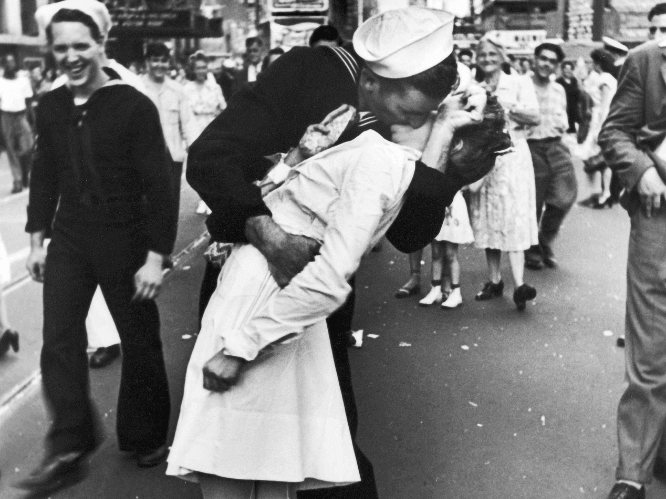 Bacio tra marinaio e infermiera Times Square New York 14 agosto 1945