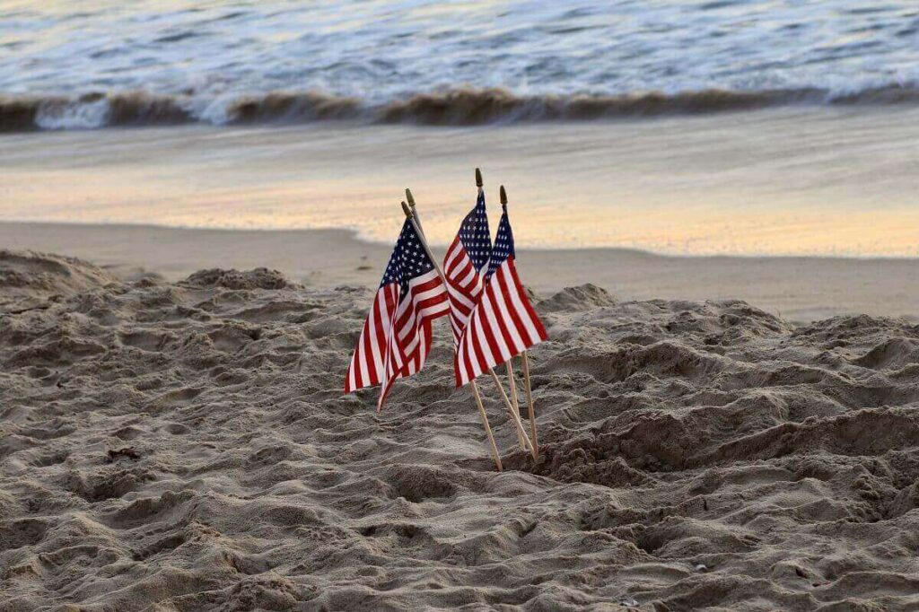 spiaggia con tre bandiere americane