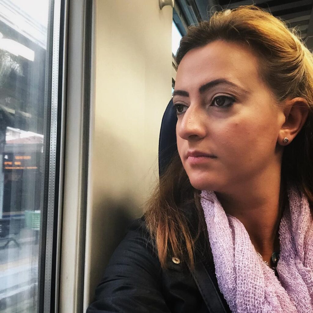 Cristina Bertolino pendolare, seduta sul treno