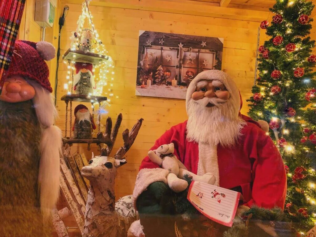 Babbo Natale dentro casetta