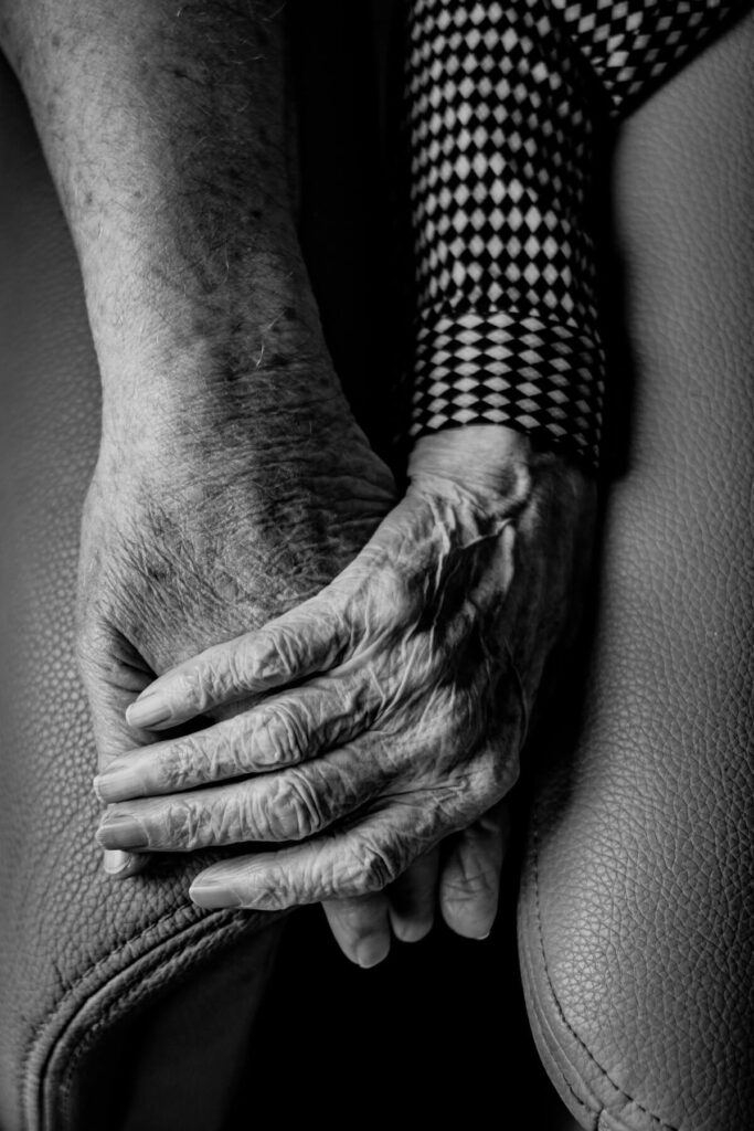 mani di due anziani una sull'altra