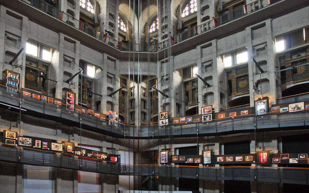 rampa elicoidale con ascensore panoramico nel Museo Nazionale del Cinema di Torino