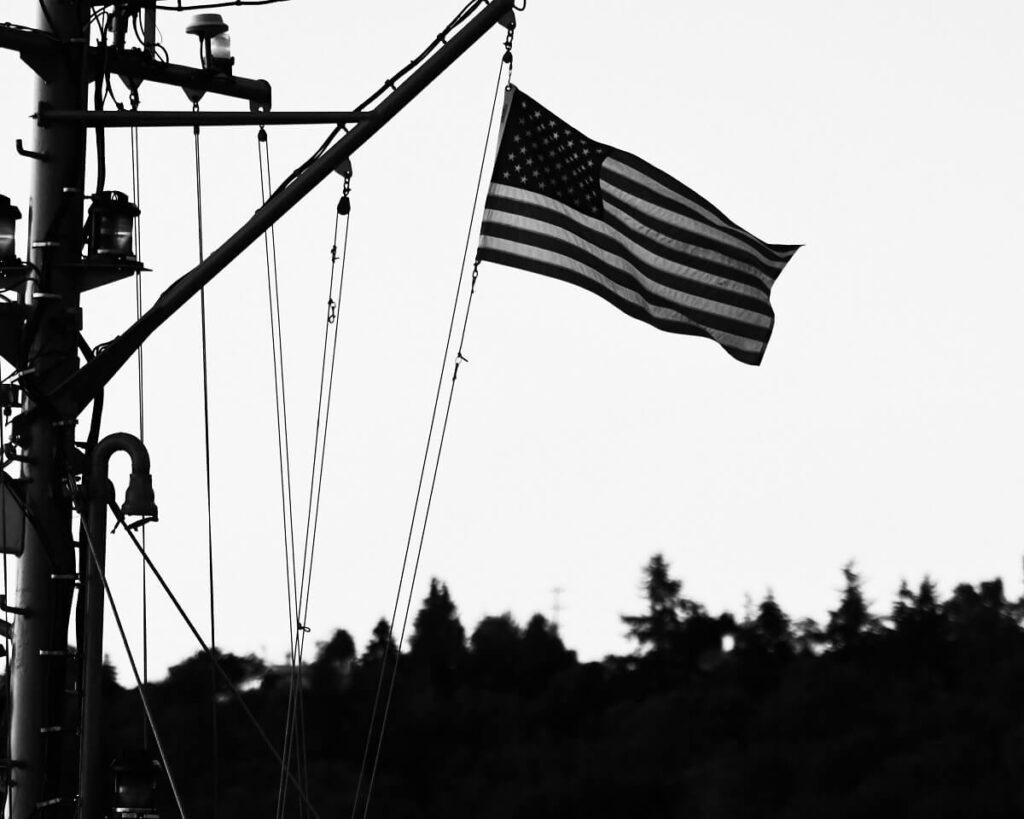 bandiera americana sventola da una nave