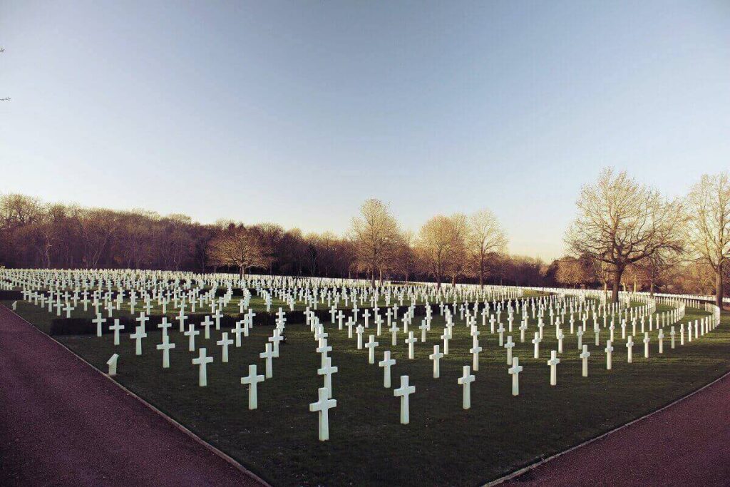 cimitero militare americano Seconda Guerra Mondiale con croci bianche