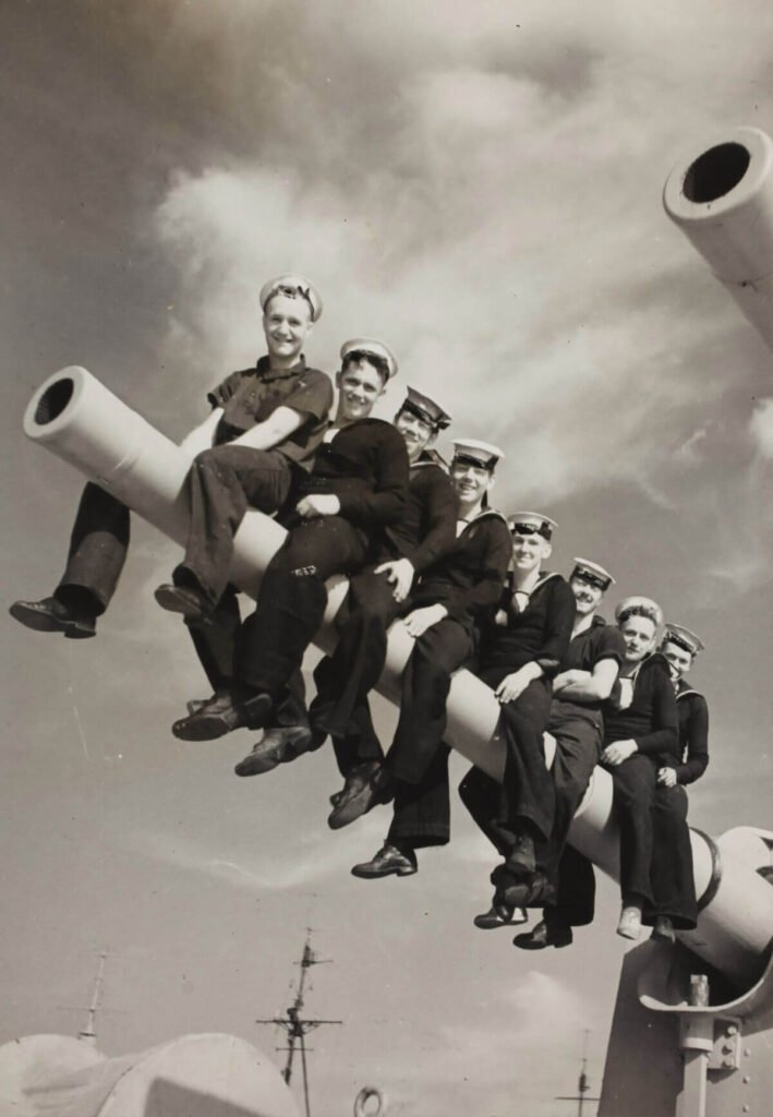 gruppo di marinai seduti su cannone