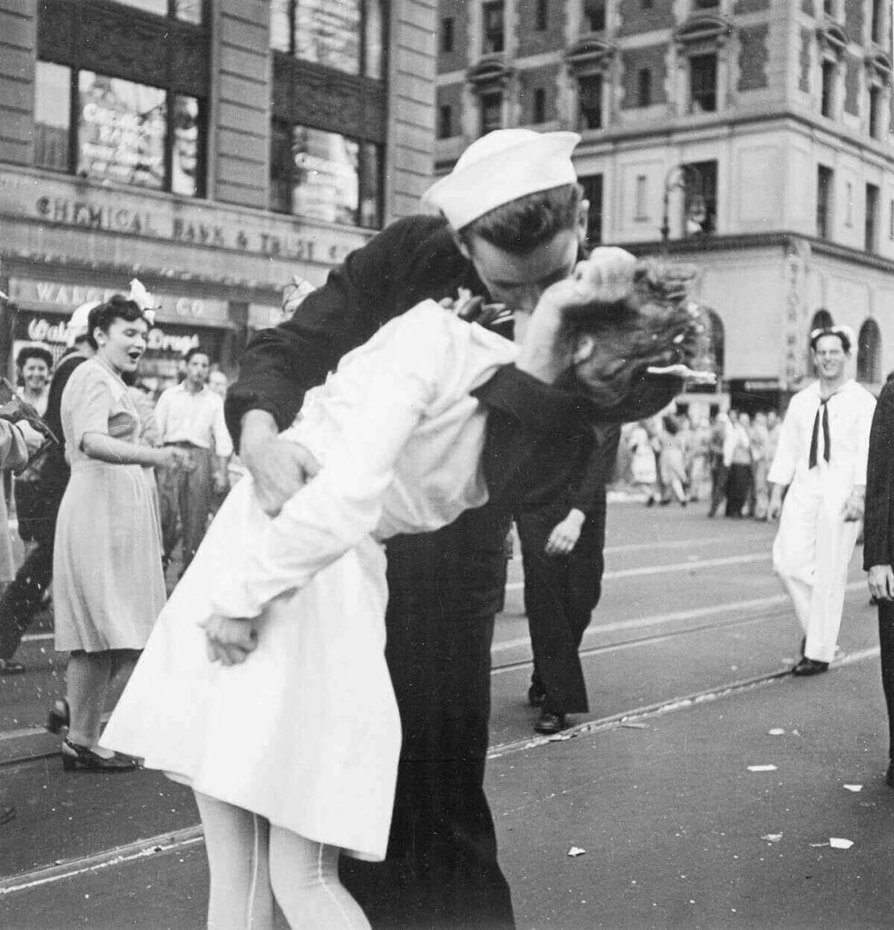 Kissing the war goodbye di bacio marinaio e infermiera laterale di Victor Jorgensen