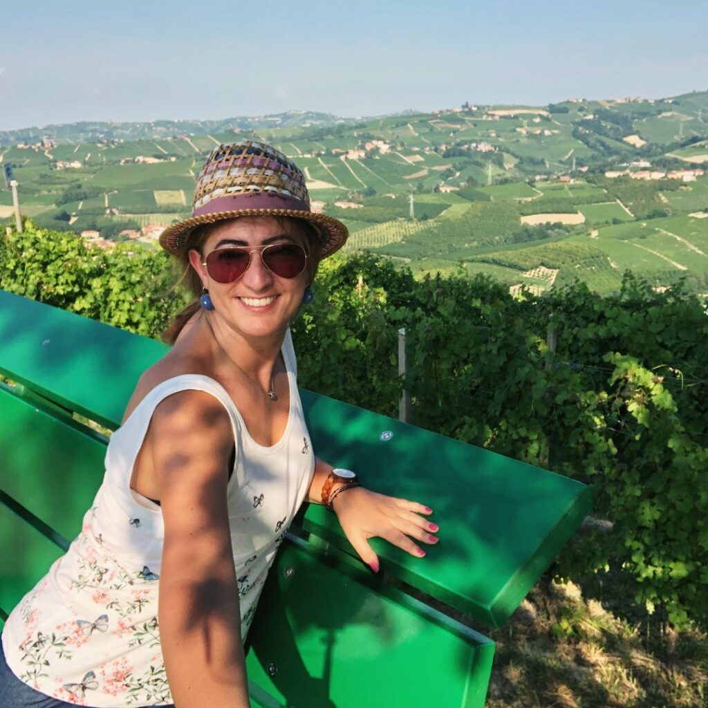 Cristina Bertolino seduta sulla Panchina Gigante verde smeraldo Neive n. 23