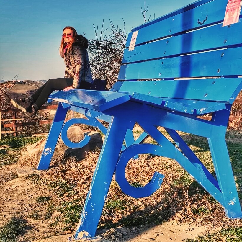 Cristina Bertolino seduta sopra Panchina Gigante blu Clavesana n. 4