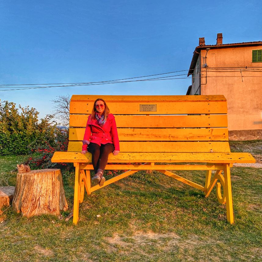 Cristina Bertolino seduta sopra Panchina GIgante gialla n. 3 Clavesana