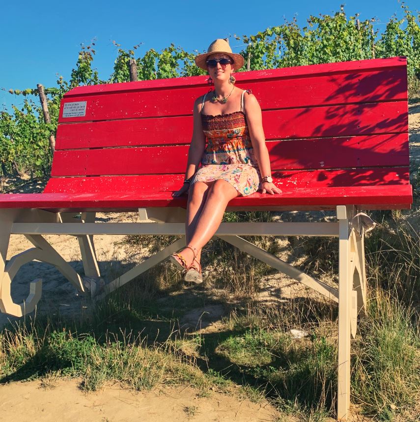 Cristina Bertolino seduta sopra Panchina Gigante rosso rubino dolcetto Diano d'Alba n. 65