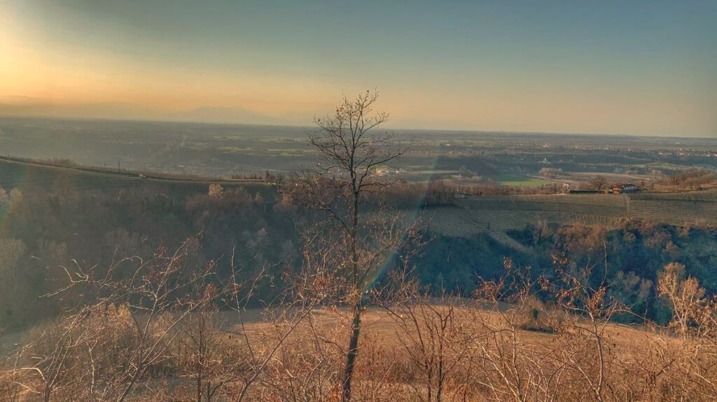 panorama delle colline dalla Panchina Gigante blu n. 4 Clavesana