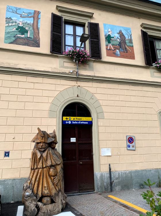 facciata della stazione di Vernante con murales di Pinocchio