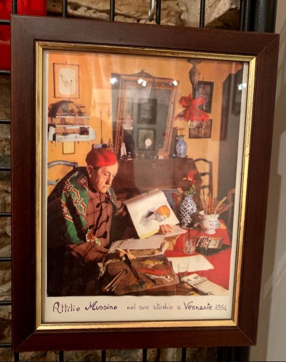 fotografia di Attilio Mussino nel suo studio a Vernante, il Paese di Pinocchio