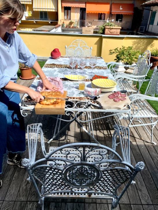 Letizia Morino di Wanderit prepara la tavola per pranzo in terrazza