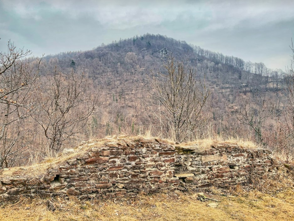 resti del castello lungo il Sentiero dei Sarvanot, Rore, Sampeyre