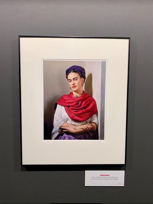 Foto Frida with magenta rebozo, scattata da Nickolas Muray - Frida Kahlo Stupinigi