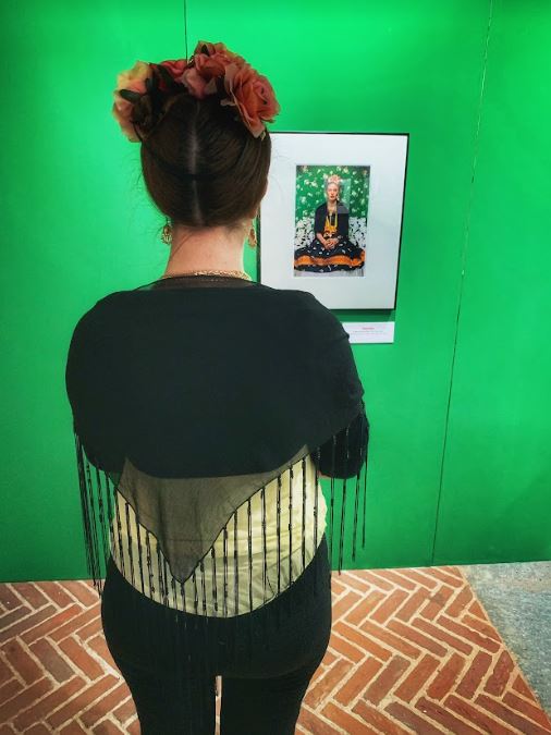 Cristina Bertolino di fronte alla fotografia di Frida Kahlo on white bench