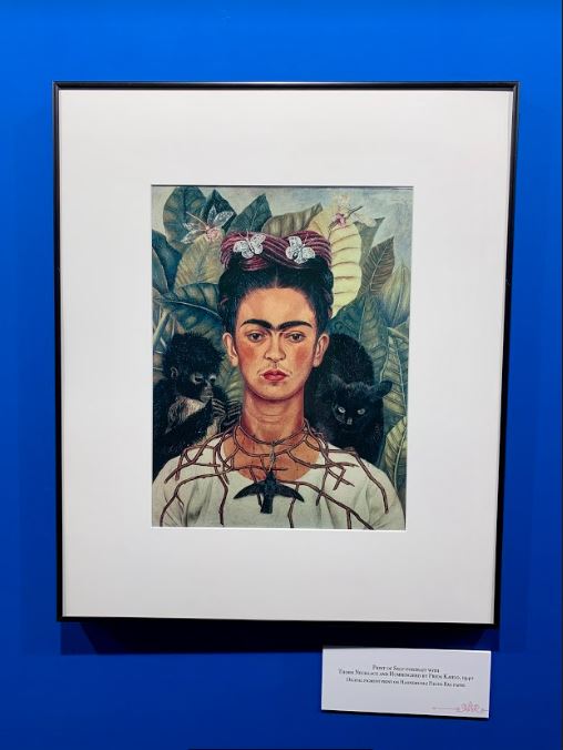 Fotografia autoritratto con collana di spine di Frida Kahlo Stupinigi