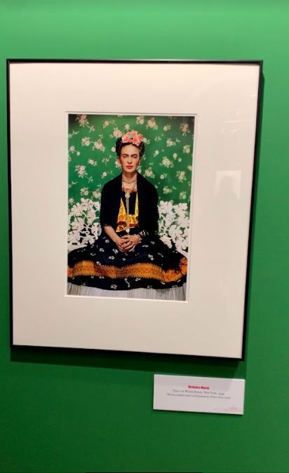 Fotografia di Frida Kahlo on white bench