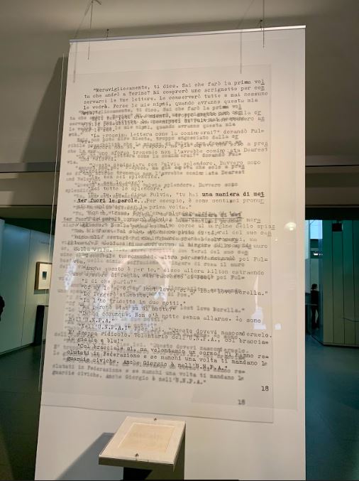 Pagina dattiloscritta di Beppe Fenoglio, riprodotta in grande su un pannello espositivo
