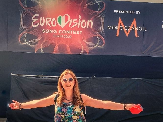 Cristina Bertolino con alle spalle striscione Eurovision Torino 2022