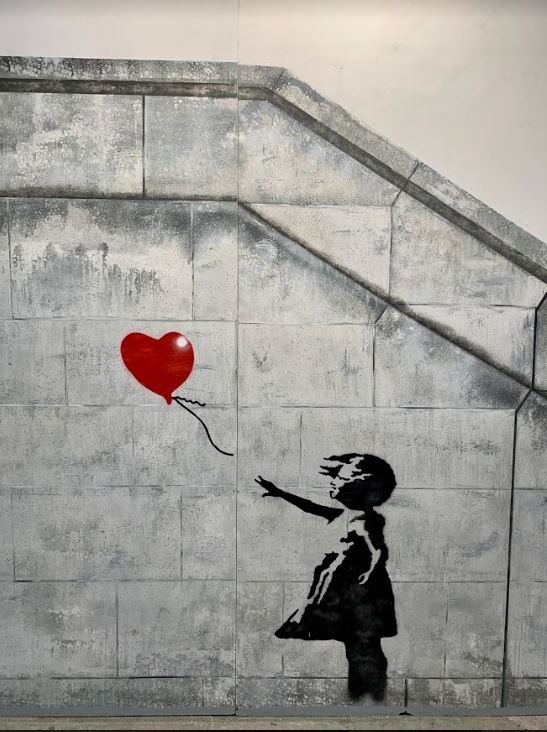 Riproduzione di Girl with Balloon in The World of Banksy