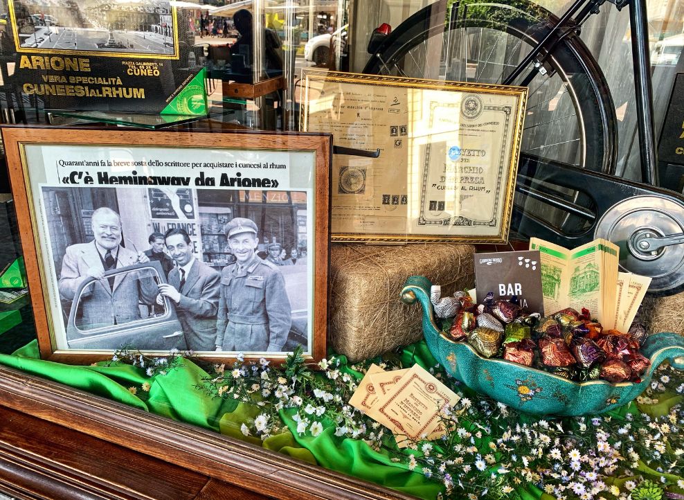 vetrina pasticceria Arione Cuneo dettaglio foto con Hemingway