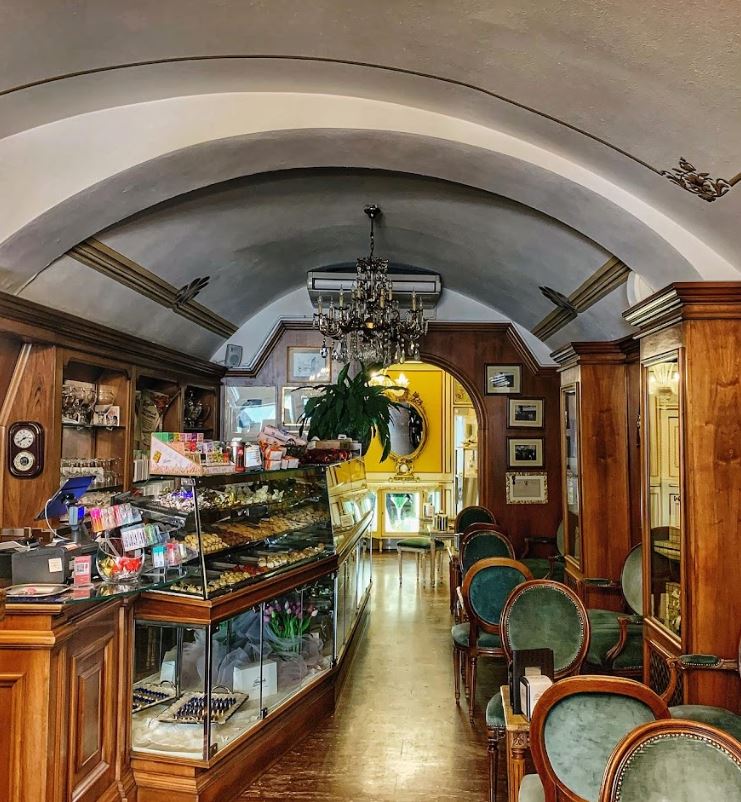 Interno Bar Pasticceria Bonfante Cuneo vista dall'ingresso