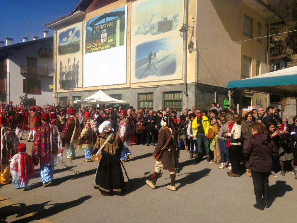 Personaggi a chiusura del corteo della Baìo di Sampeyre