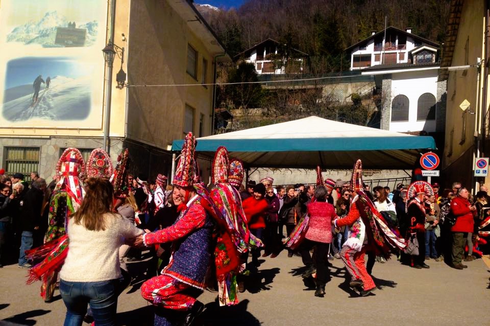 Uzuart, Ussari, ballano in cerchio con donne alla Baìo di Sampeyre