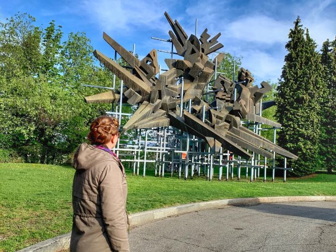 Cristina Bertolino di fronte al Monumento alla Resistenza presso il Parco della Resistenza a Cuneo