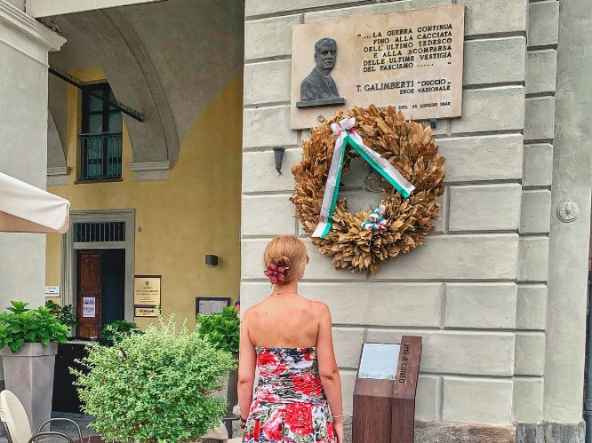 Cristina Bertolino di fronte alla lapide di Duccio Galimberti a Cuneo in Piazza Galimberti